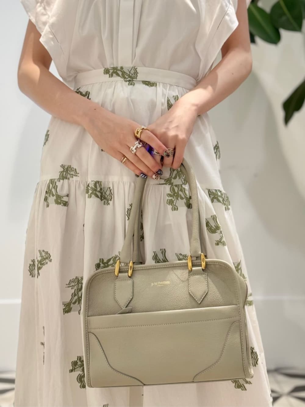 「TOMORROWLAND、トゥモローランド、TOMORROWLAND collection、ballsey、ERDEM、J&M DAVIDSON、LIE STUDIO、ワントーンコーデ、柄スカート」｜「TOMORROWLAND のコットンジャージー キャミソール（キャミソール、ホワイト系）」を使った、Nito_TOMORROWLANDさん（レディース・158cm）の夏コーディネートの4枚目の写真