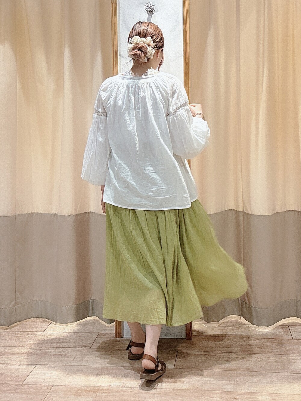 ホワイト系のシャツ/ブラウス、イエロー系のスカート、ホワイト系のハンドバッグを着用したレディースの夏コーディネートの2枚目の写真