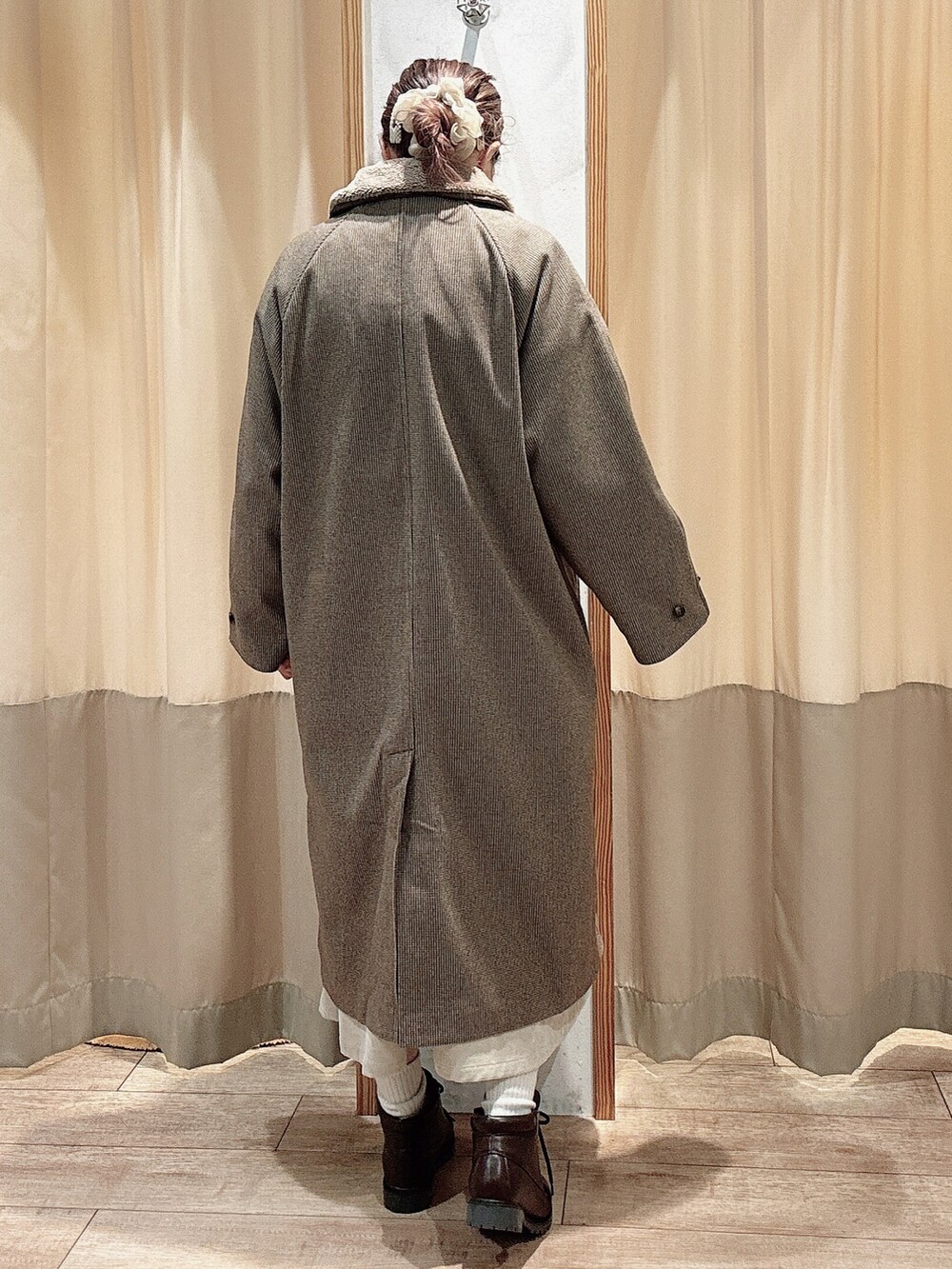 ブラウン系のその他アウター、ホワイト系のワンピース、ブラウン系のブーツを着用したレディースの冬コーディネートの2枚目の写真