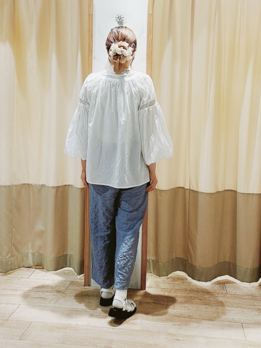 ホワイト系のシャツ/ブラウス、ブルー系のその他パンツ、ホワイト系のドレスシューズを着用したレディースの夏コーディネートの2枚目の写真