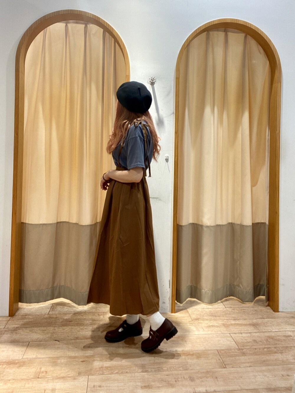 ブルー系のTシャツ/カットソー、イエロー系のスカート、ブラウン系のその他シューズを着用したレディースの夏コーディネートの2枚目の写真