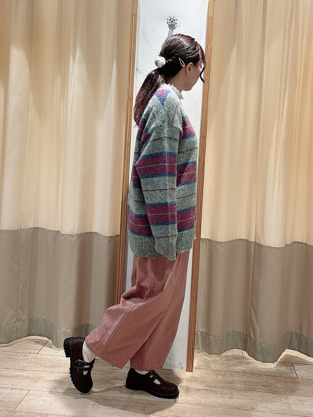 パープル系のニット/セーター、ピンク系のその他パンツ、ブラウン系のその他シューズを着用したレディースの冬コーディネートの3枚目の写真