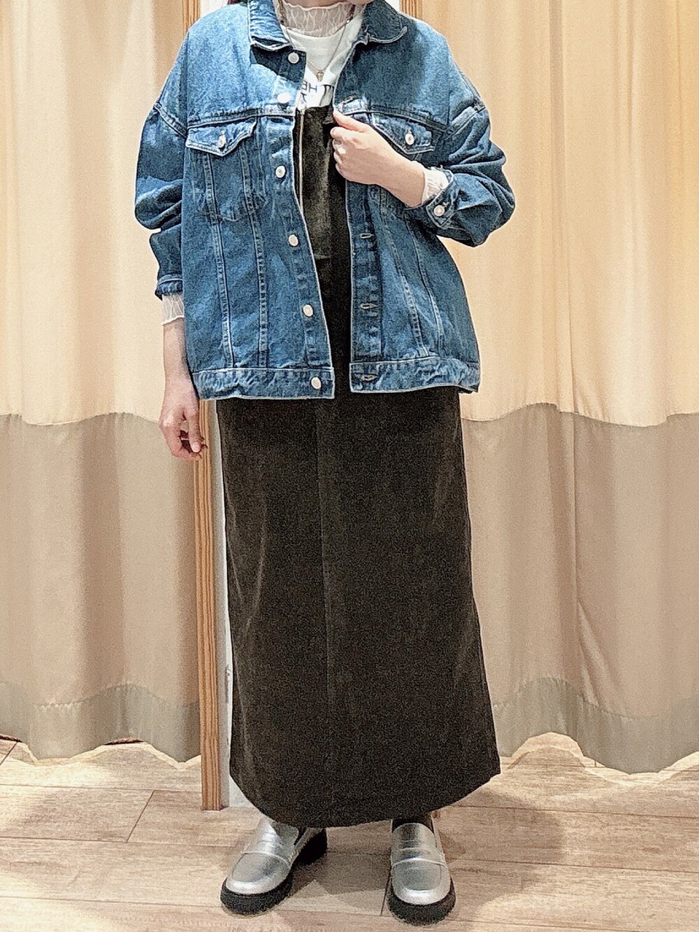 「おでかけコーデ、秋先取りコーデ、大人カジュアル、カジュアル、Gジャン、ジャンパースカート、Samansa Mos2 blue」|「Samansa Mos2 blueのドルマンスリーブ7分袖プルオーバー(Tシャツ/カットソー、ホワイト系)」を使った、りさん(レディース・159cm)の秋コーディネートの2枚目の写真