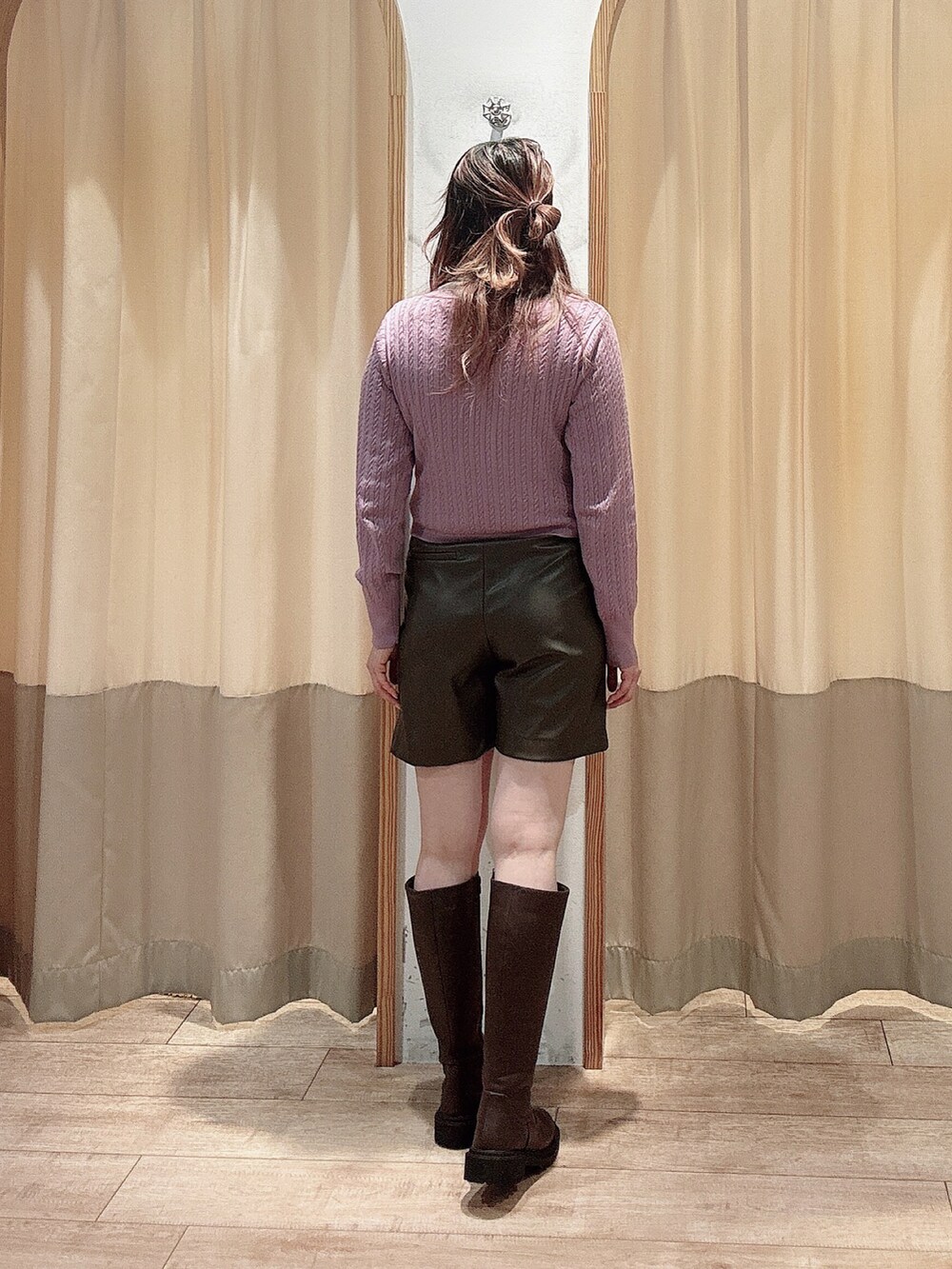 パープル系のカーディガン/ボレロ、ブラウン系のその他パンツ、ブラウン系のブーツを着用したレディースの冬コーディネートの2枚目の写真