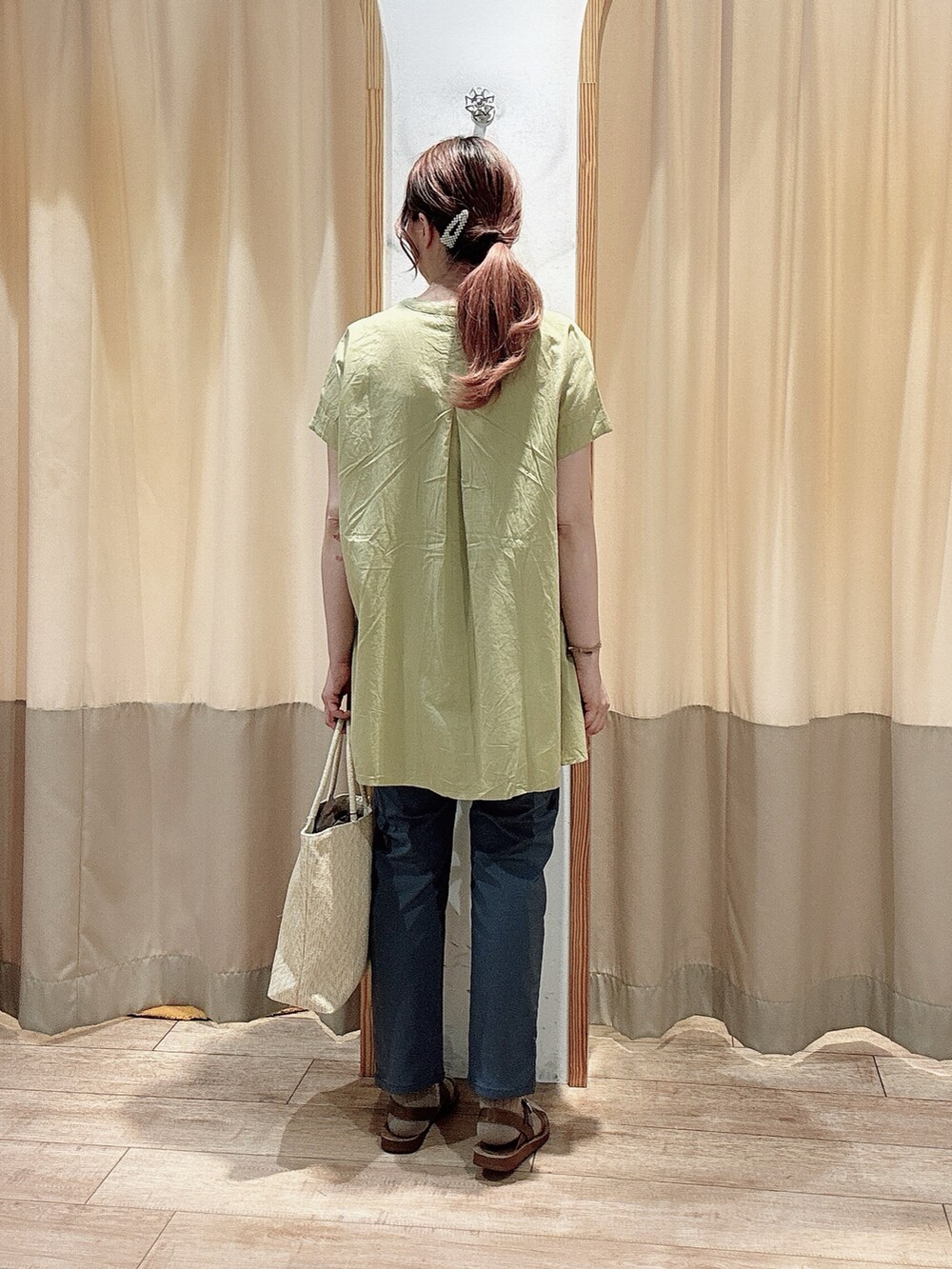 イエロー系のシャツ/ブラウス、グレー系のその他パンツ、ブラウン系のドレスシューズを着用したレディースの夏コーディネートの3枚目の写真