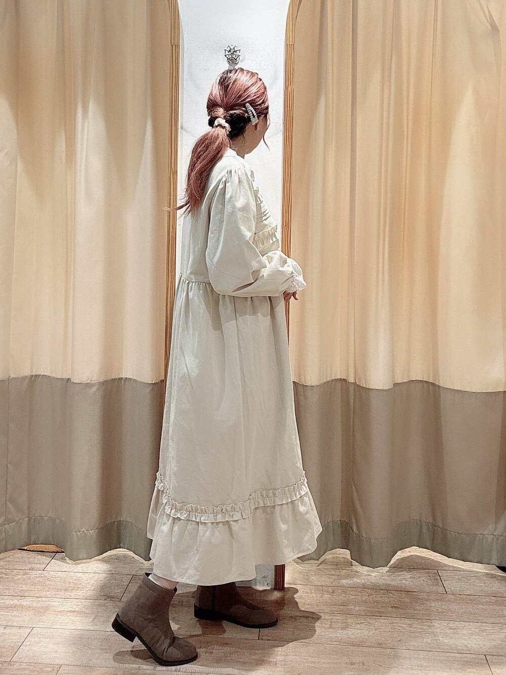 ホワイト系のワンピース、ホワイト系のTシャツ/カットソー、ベージュ系のブーツを着用したレディースの冬コーディネートの2枚目の写真