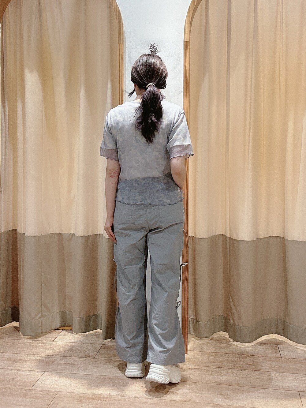 ホワイト系のTシャツ/カットソー、ブルー系のカーディガン/ボレロ、グレー系のその他パンツを着用したレディースの夏コーディネートの3枚目の写真