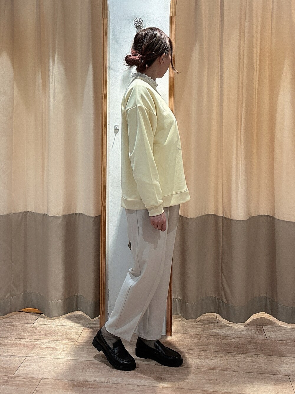 イエロー系のTシャツ/カットソー、ホワイト系のその他パンツ、ブラウン系のローファーを着用したレディースの春コーディネートの2枚目の写真