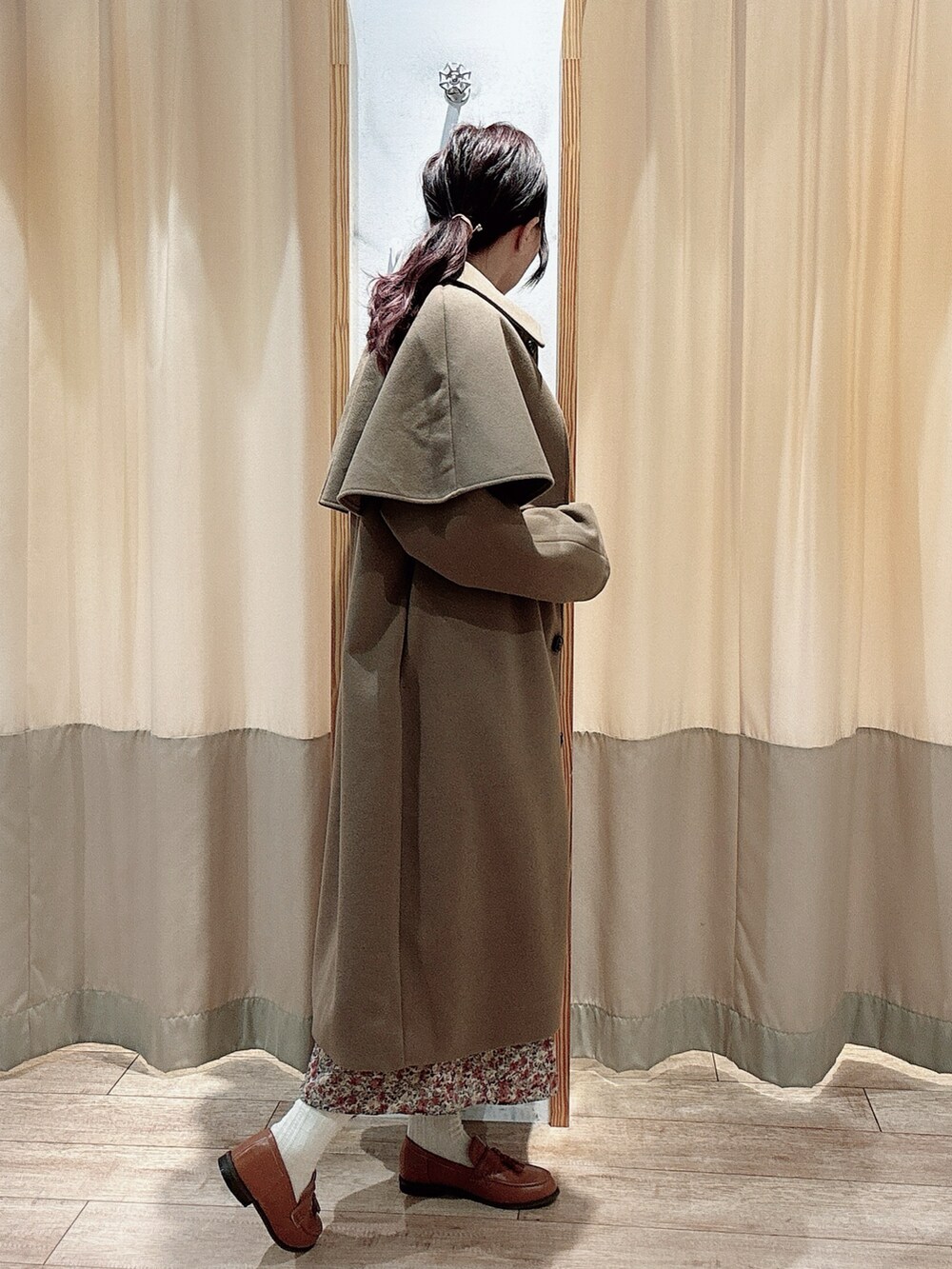 ブラウン系のワンピース、イエロー系のローファー、ブラウン系のその他アウターを着用したレディースの冬コーディネートの2枚目の写真