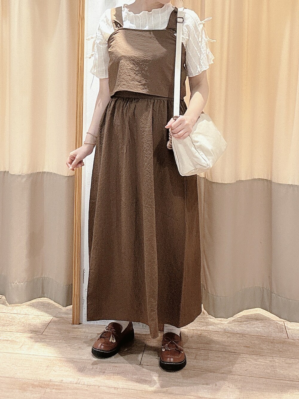 ホワイト系のTシャツ/カットソー、ブラウン系のワンピース、ブラウン系のその他シューズを着用したレディースの秋コーディネートの2枚目の写真