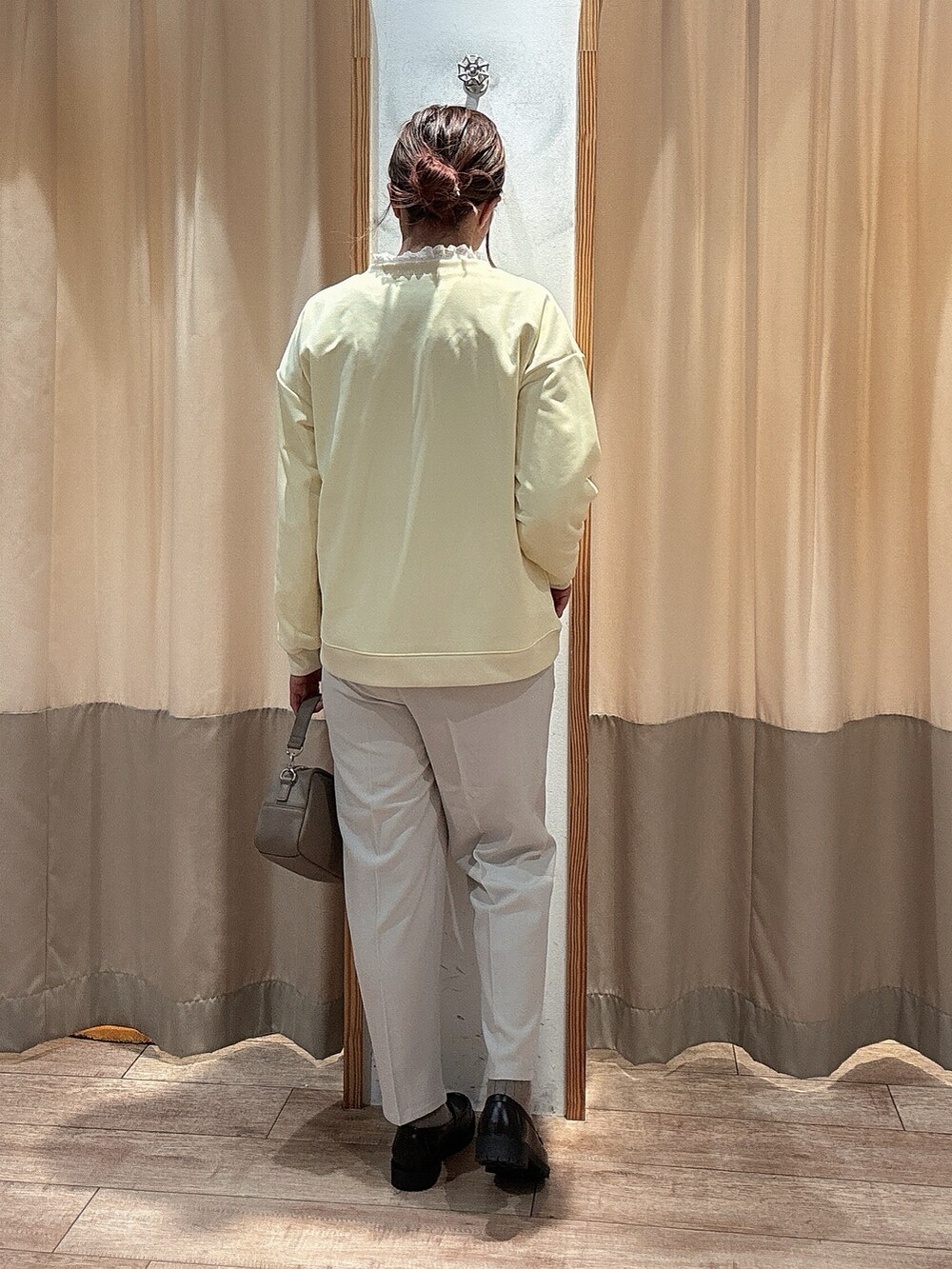 イエロー系のTシャツ/カットソー、ホワイト系のその他パンツ、ブラウン系のローファーを着用したレディースの春コーディネートの3枚目の写真