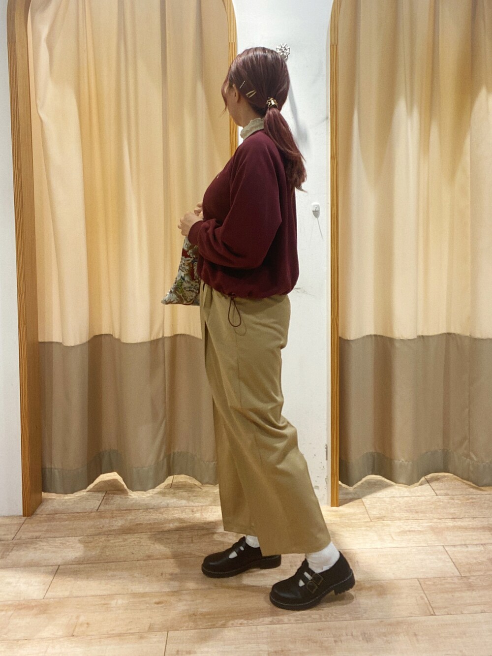 ホワイト系のTシャツ/カットソー、レッド系のTシャツ/カットソー、ベージュ系のその他パンツを着用したレディースの秋コーディネートの2枚目の写真