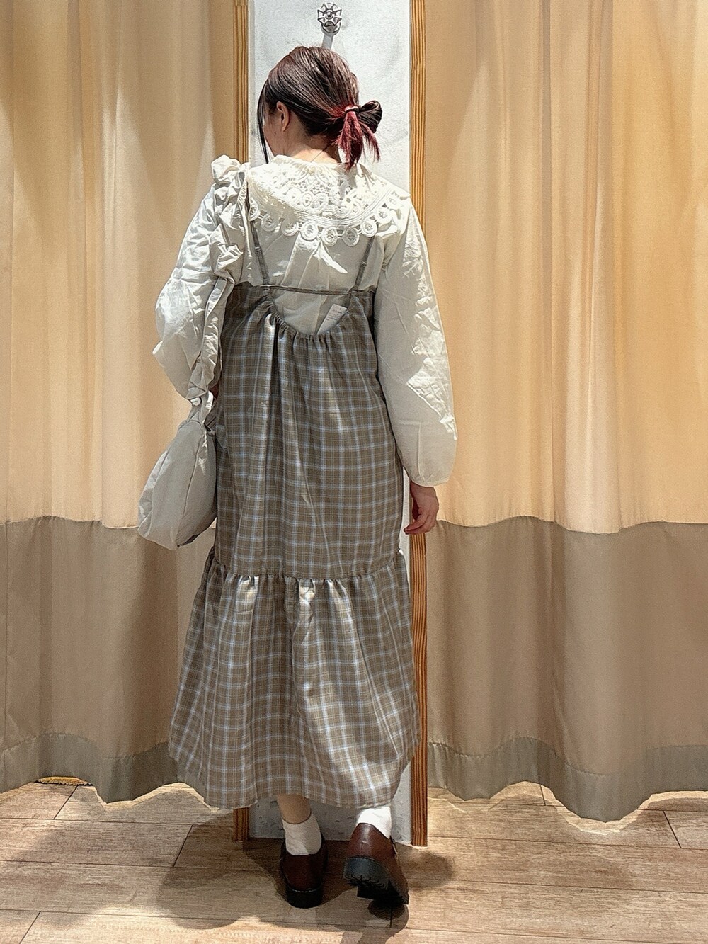 ホワイト系のシャツ/ブラウス、ベージュ系のワンピース、ホワイト系のハンドバッグを着用したレディースの春コーディネートの3枚目の写真