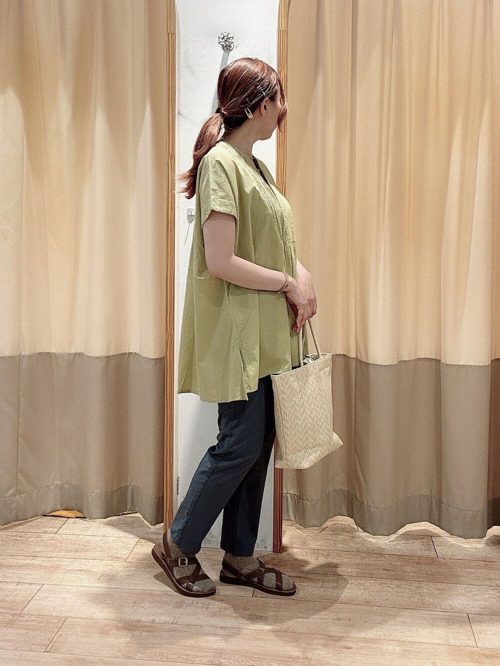 イエロー系のシャツ/ブラウス、グレー系のその他パンツ、ブラウン系のドレスシューズを着用したレディースの夏コーディネートの2枚目の写真