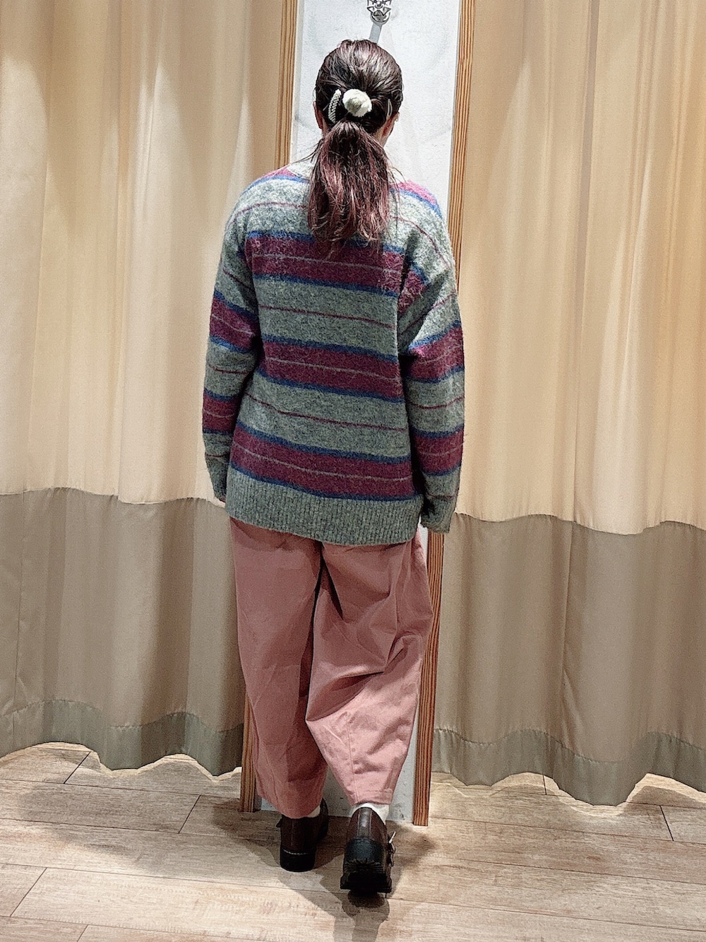 パープル系のニット/セーター、ピンク系のその他パンツ、ブラウン系のその他シューズを着用したレディースの冬コーディネートの2枚目の写真