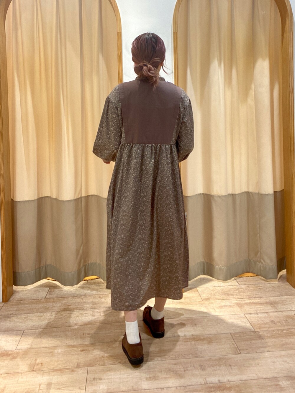 レッド系のワンピース、レッド系のハンドバッグ、ブラウン系のその他シューズを着用したレディースの秋コーディネートの2枚目の写真