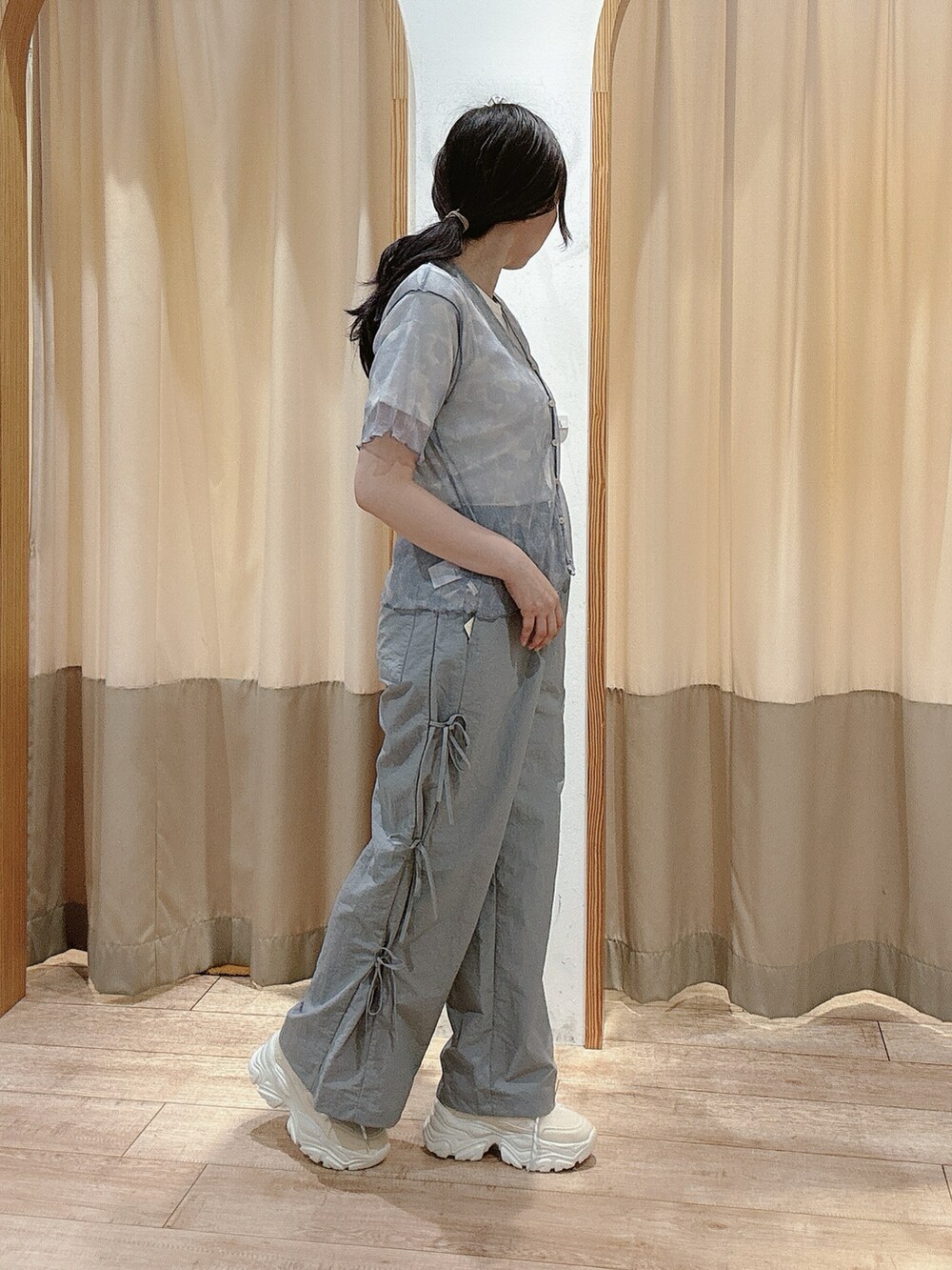 ホワイト系のTシャツ/カットソー、ブルー系のカーディガン/ボレロ、グレー系のその他パンツを着用したレディースの夏コーディネートの2枚目の写真