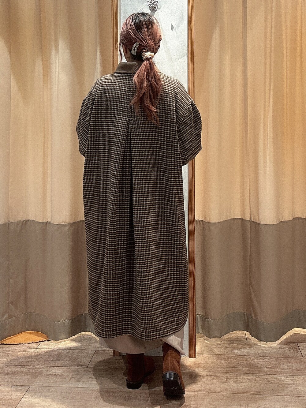 ブラウン系のその他アウター、ベージュ系のワンピース、イエロー系のブーツを着用したレディースの秋コーディネートの3枚目の写真