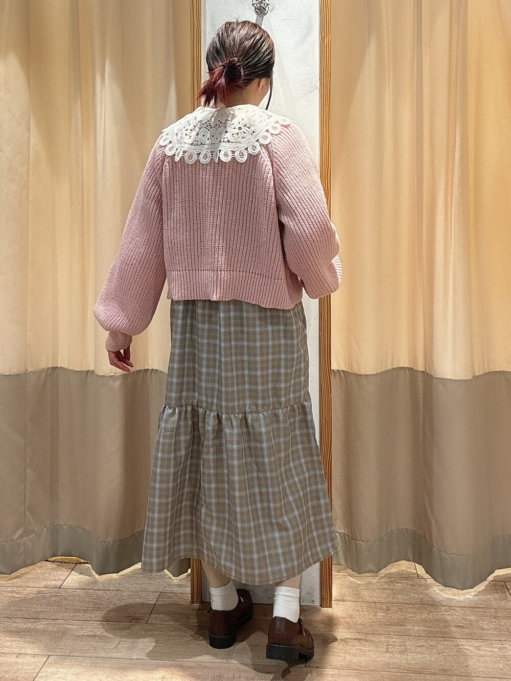 ベージュ系のワンピース、ホワイト系のシャツ/ブラウス、ブラウン系のその他シューズを着用したレディースの春コーディネートの3枚目の写真