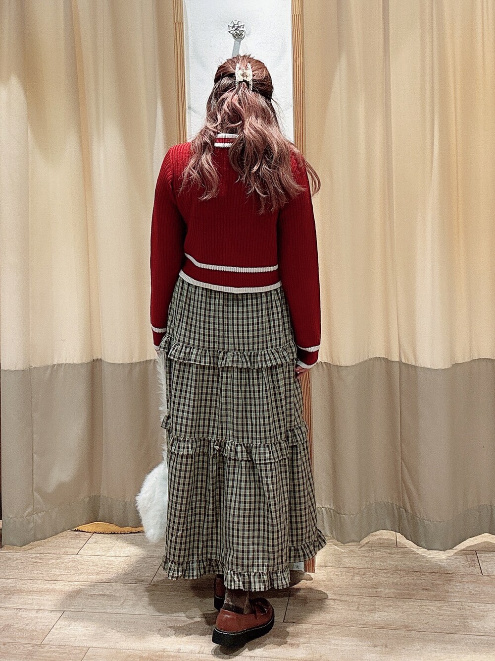 レッド系のカーディガン/ボレロ、レッド系のスカート、ブラウン系のその他シューズを着用したレディースの秋コーディネートの3枚目の写真