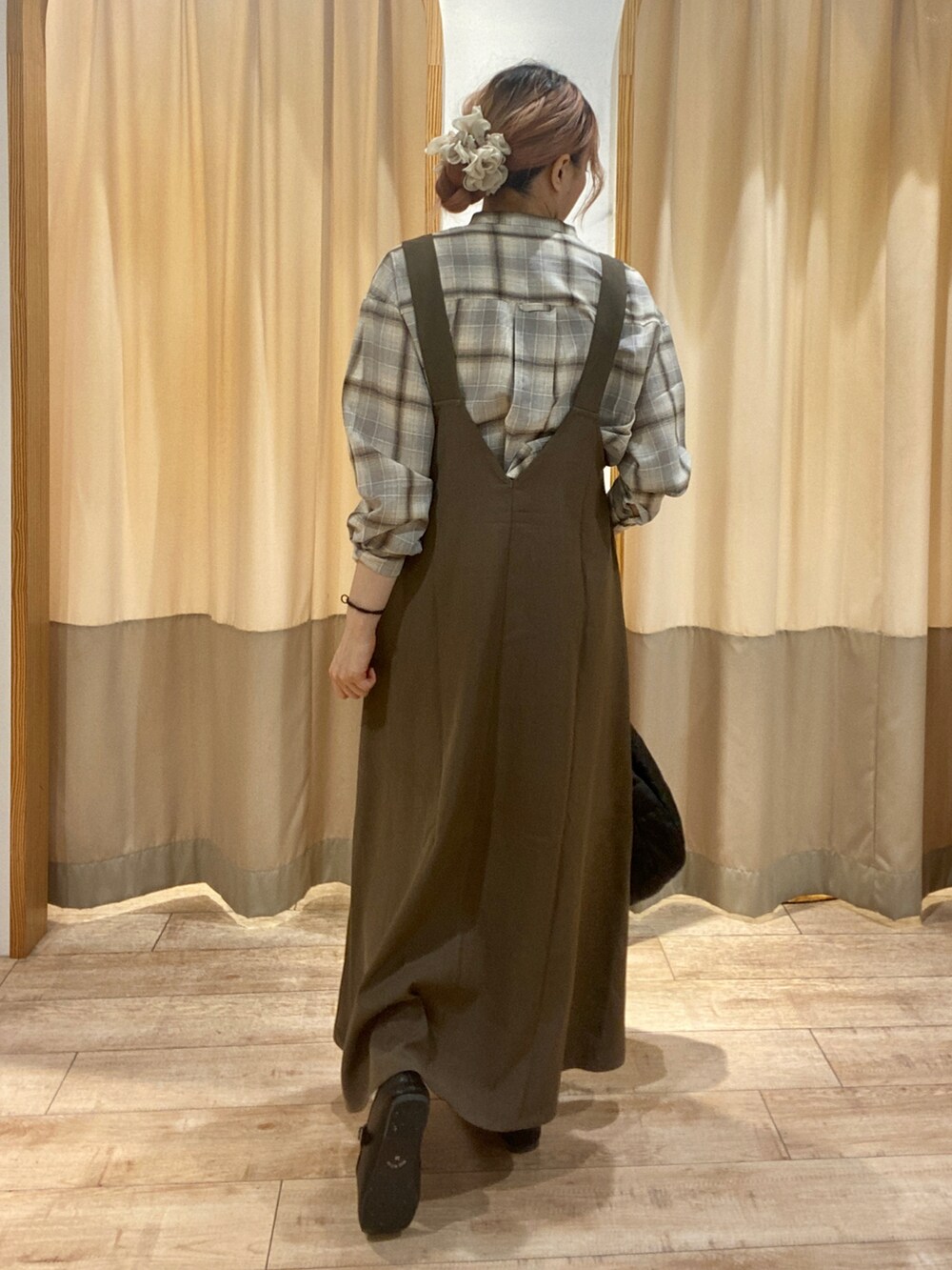 ホワイト系のシャツ/ブラウス、ブラウン系のワンピース、ブラック系のハンドバッグを着用したレディースの秋コーディネートの2枚目の写真