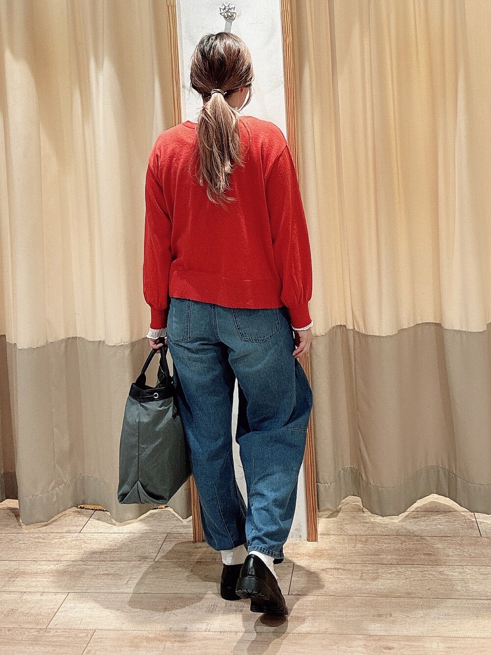 ホワイト系のTシャツ/カットソー、レッド系のカーディガン/ボレロ、ブルー系のその他パンツを着用したレディースの秋コーディネートの2枚目の写真