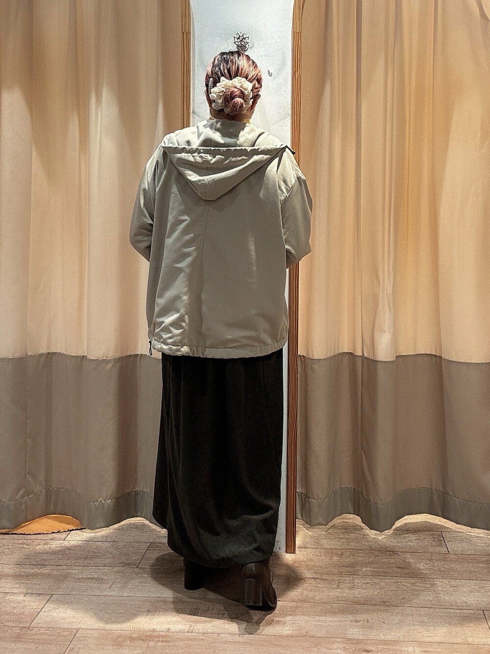 イエロー系のニット/セーター、グレー系のワンピース、ブラウン系のドレスシューズを着用したレディースの冬コーディネートの3枚目の写真