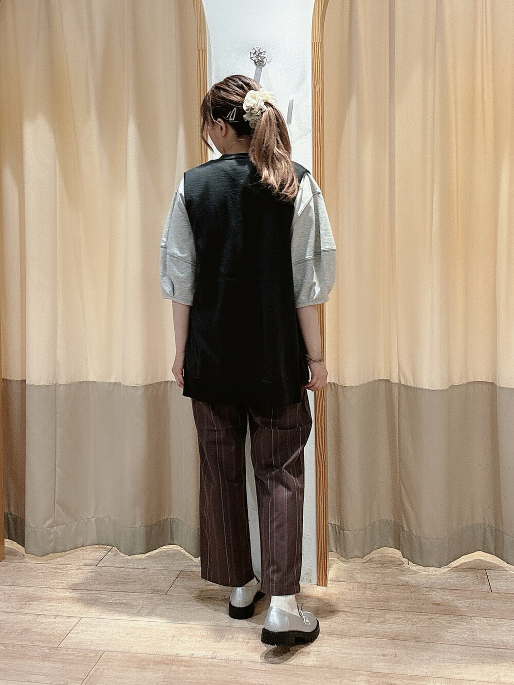 ブラック系のTシャツ/カットソー、グレー系のニット/セーター、ブラウン系のその他パンツを着用したレディースの夏コーディネートの2枚目の写真