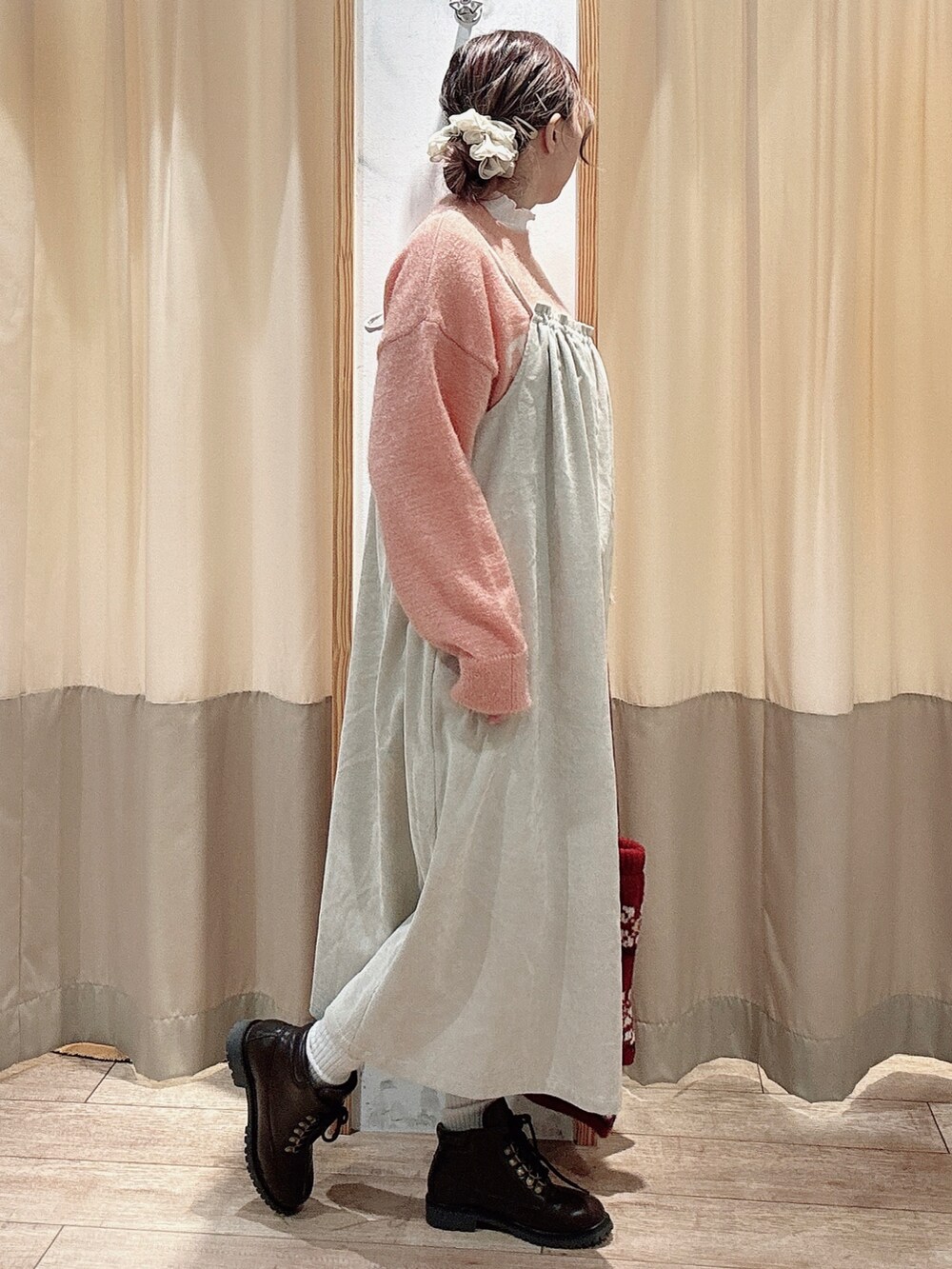 ホワイト系のTシャツ/カットソー、ピンク系のニット/セーター、ホワイト系のワンピースを着用したレディースの冬コーディネートの3枚目の写真