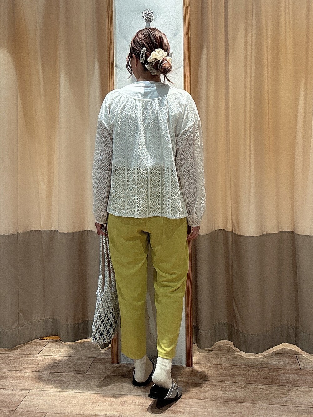 ホワイト系のTシャツ/カットソー、ホワイト系のシャツ/ブラウス、イエロー系のその他パンツを着用したレディースの春コーディネートの3枚目の写真