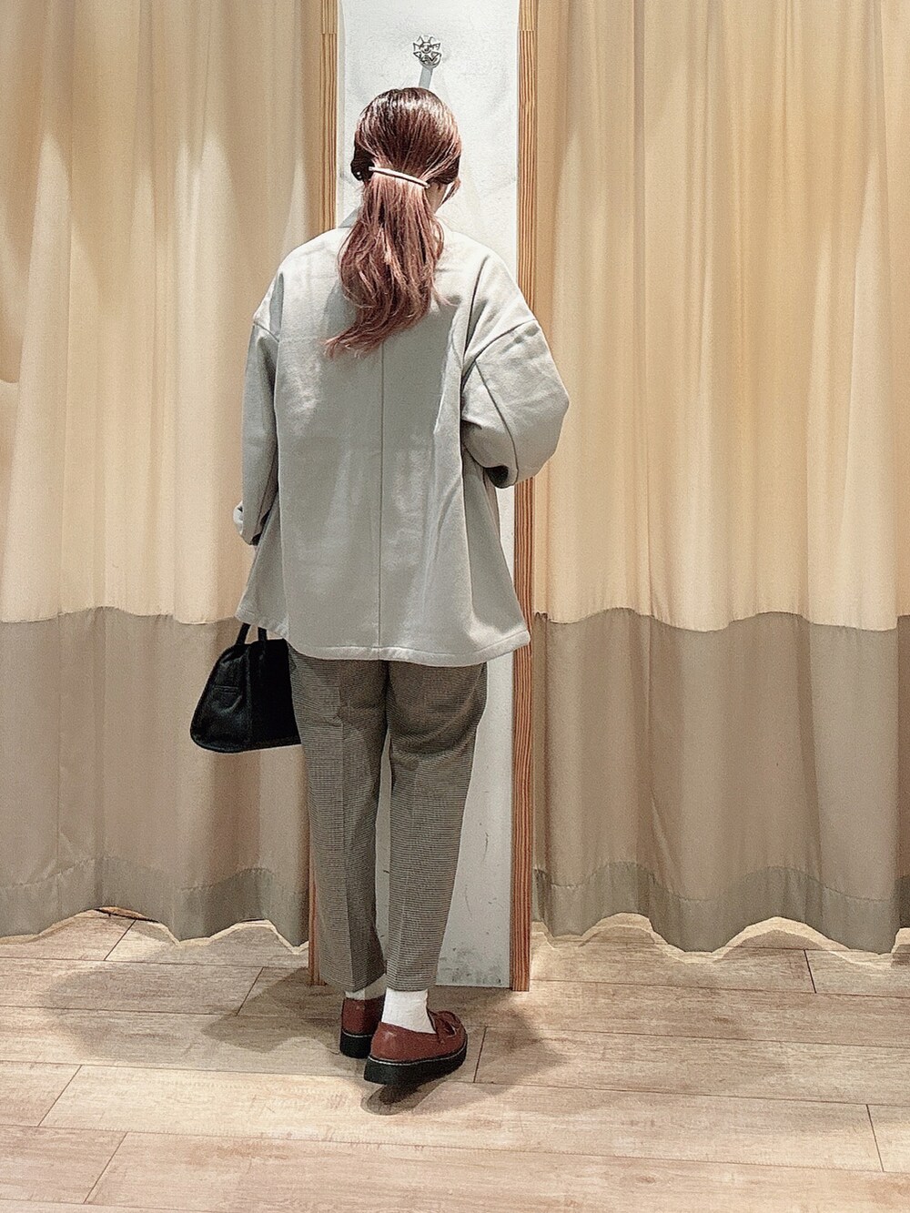 「秋のコーデ、大人カジュアル、テーパードパンツ、秋冬コーデ、チェック柄、Samansa Mos2 blue」|「Samansa Mos2 blueのマルチスタイルVネックコート(その他アウター、ホワイト系)」を使った、りさん(レディース・159cm)の秋コーディネートの2枚目の写真