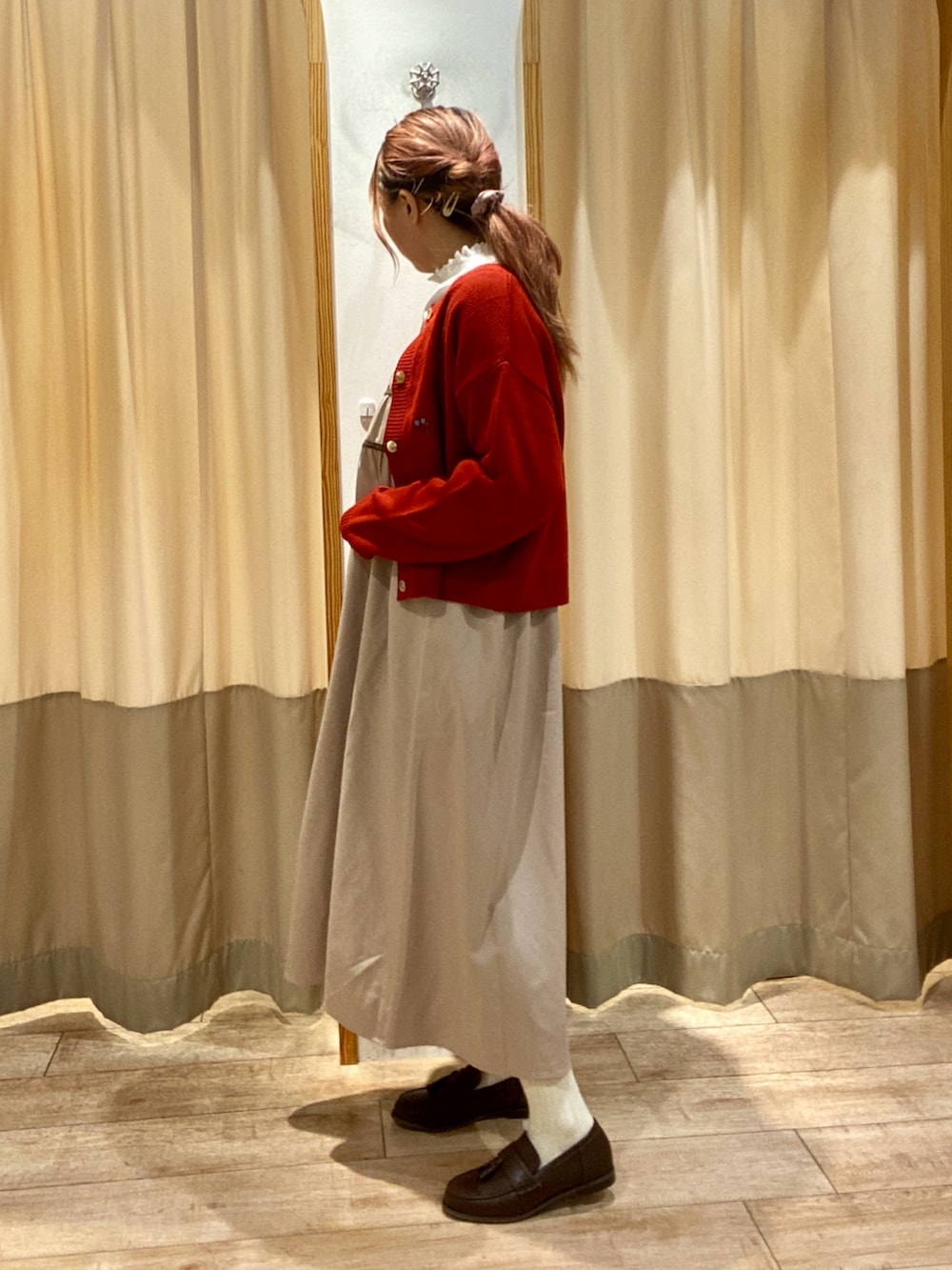 ホワイト系のシャツ/ブラウス、レッド系のカーディガン/ボレロ、ベージュ系のワンピースを着用したレディースの秋コーディネートの2枚目の写真