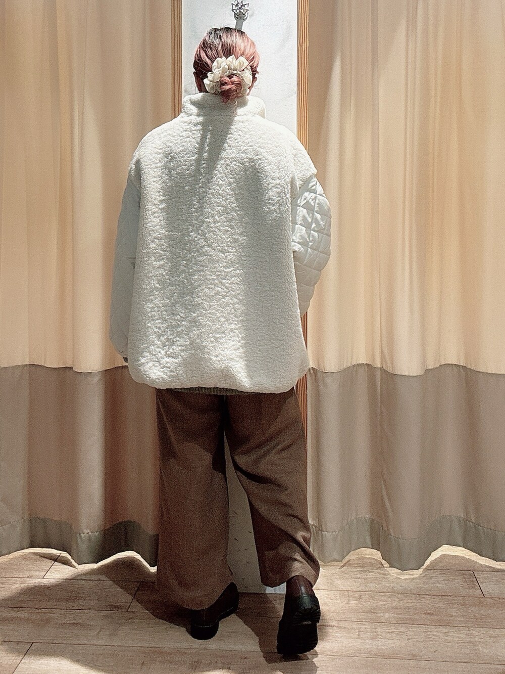 ベージュ系のニット/セーター、ベージュ系のその他パンツ、ブラウン系のその他シューズを着用したレディースの冬コーディネートの3枚目の写真