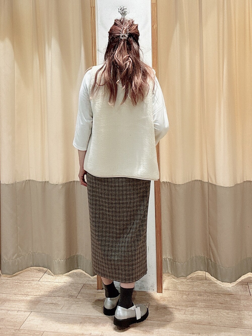 ホワイト系のTシャツ/カットソー、ベージュ系のブルゾン、ブラウン系のスカートを着用したレディースの秋コーディネートの2枚目の写真