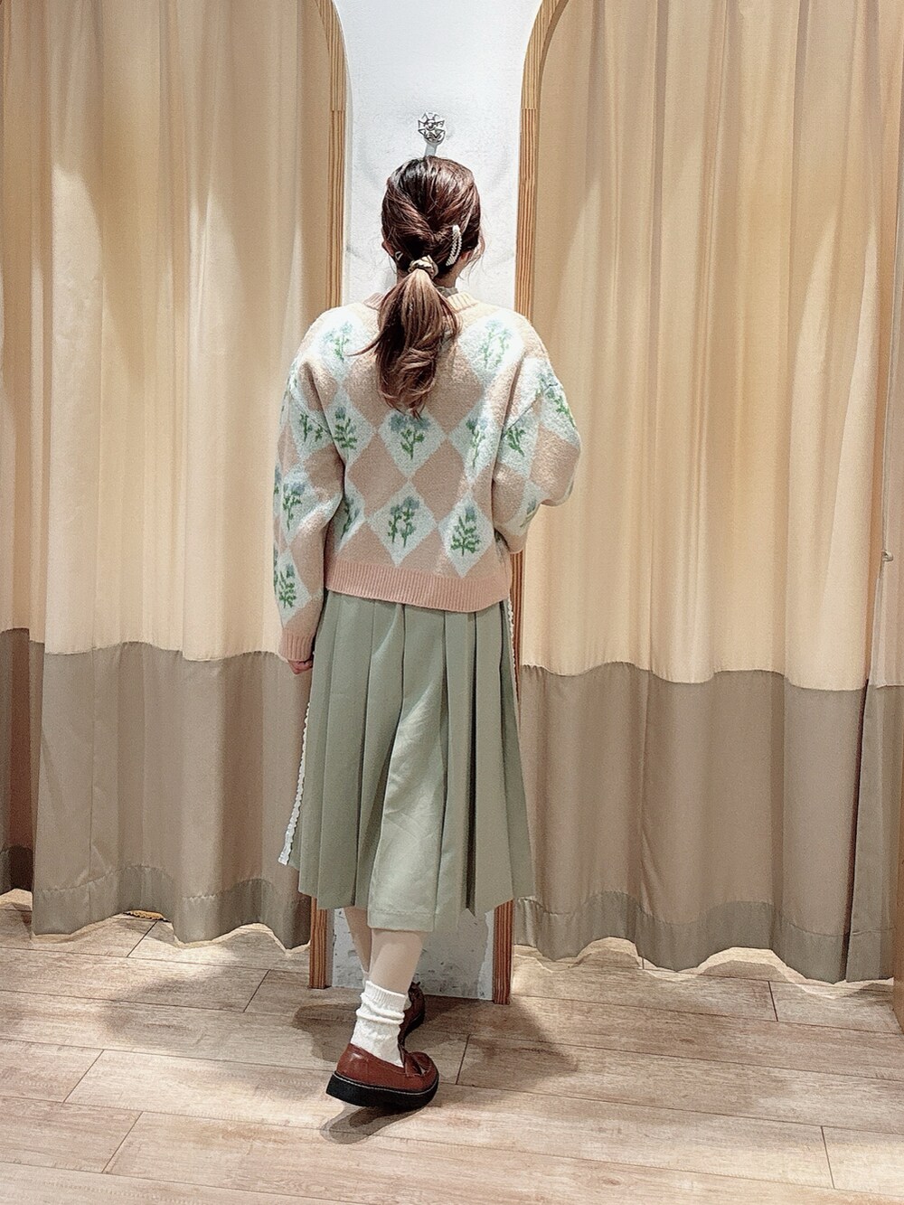 「春、春先取り、花柄、ピンク、プリーツスカート、ehka sopo」｜「ehka sopoの花ジャカードニット（ニット/セーター、ピンク系）」を使った、りさん（レディース・159cm）の冬コーディネートの2枚目の写真