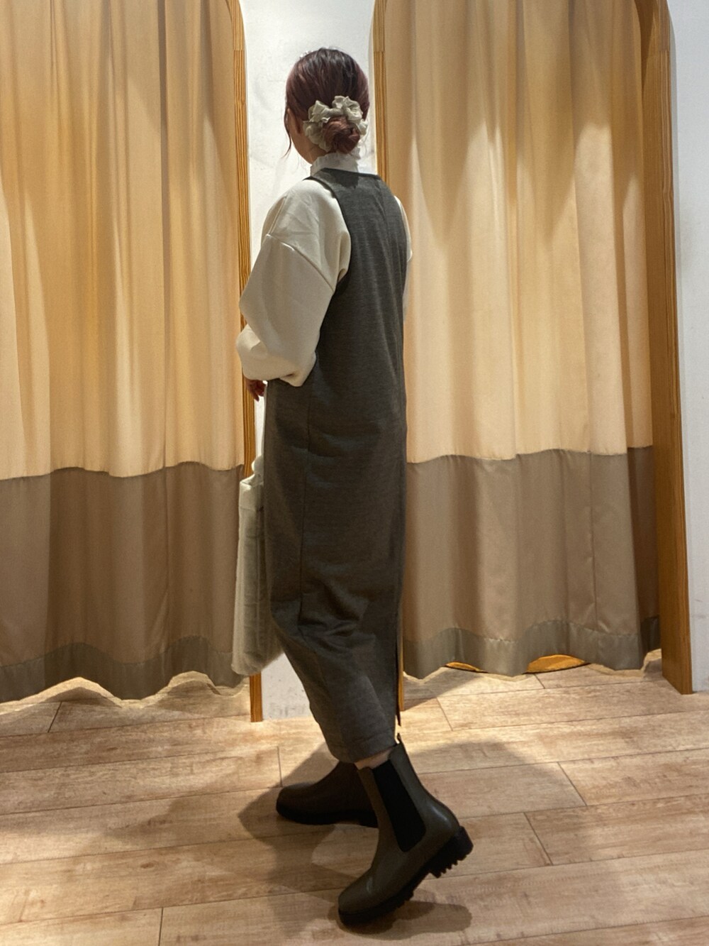 ホワイト系のシャツ/ブラウス、ホワイト系のTシャツ/カットソー、ブラウン系のワンピースを着用したレディースの秋コーディネートの2枚目の写真