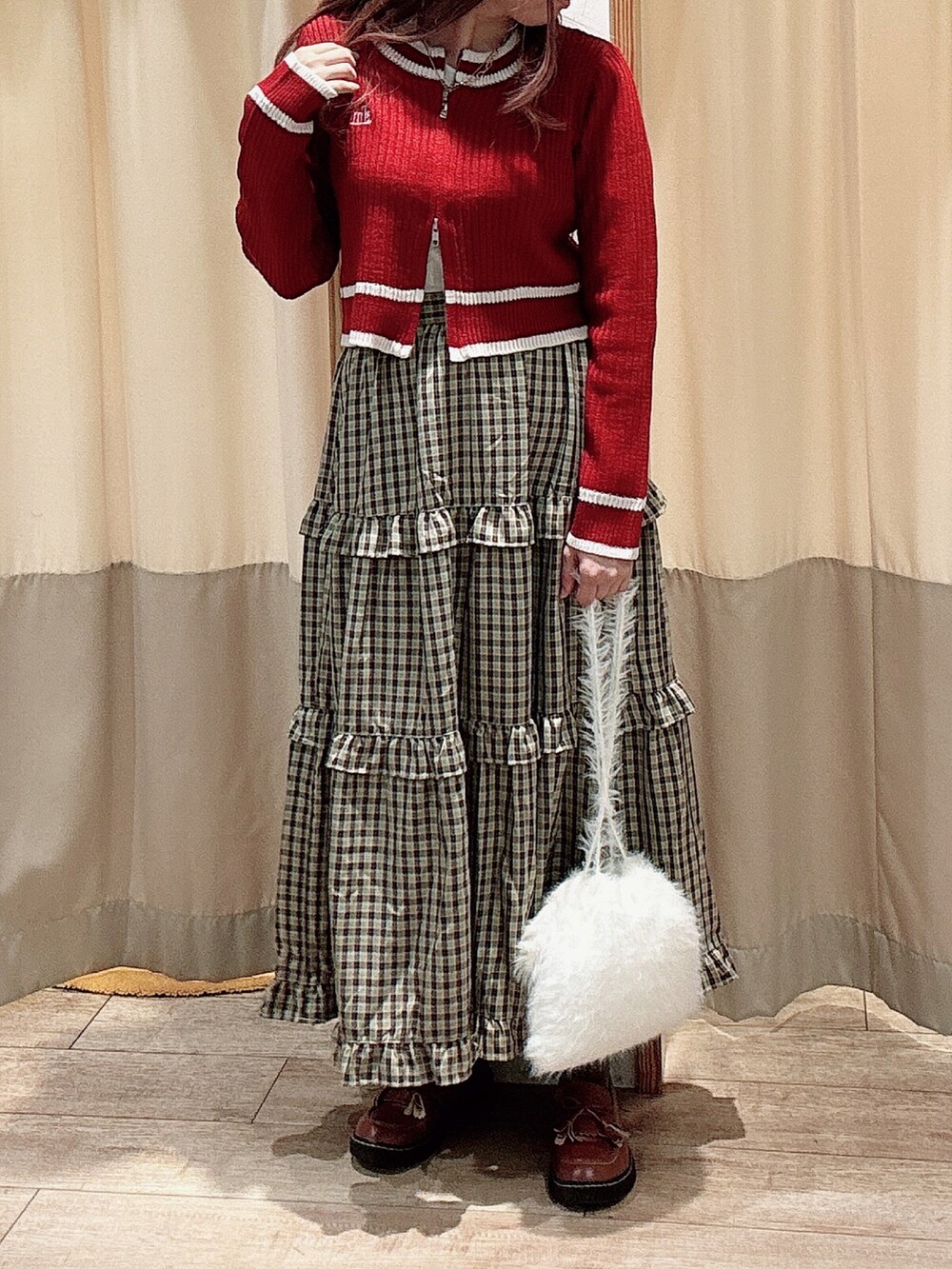 レッド系のカーディガン/ボレロ、レッド系のスカート、ブラウン系のその他シューズを着用したレディースの秋コーディネートの2枚目の写真