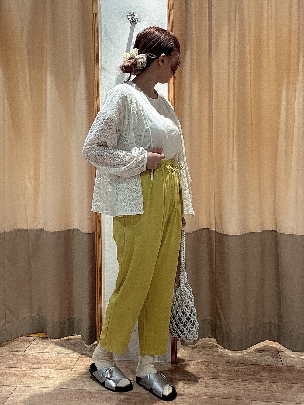 ホワイト系のTシャツ/カットソー、ホワイト系のシャツ/ブラウス、イエロー系のその他パンツを着用したレディースの春コーディネートの2枚目の写真