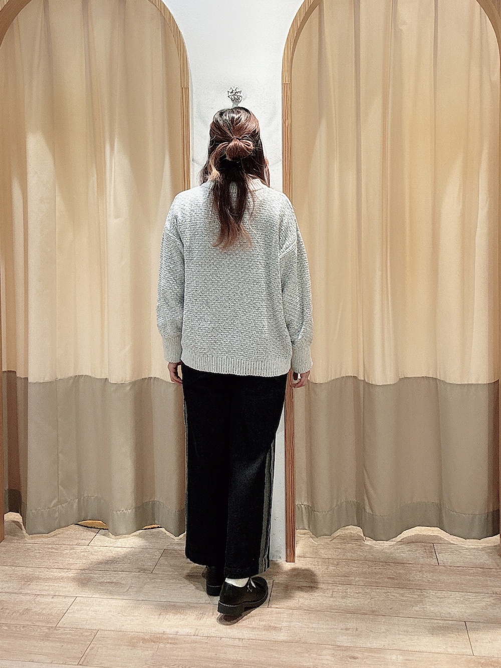 グレー系のニット/セーター、ブルー系のその他パンツを着用したレディースの冬コーディネートの2枚目の写真