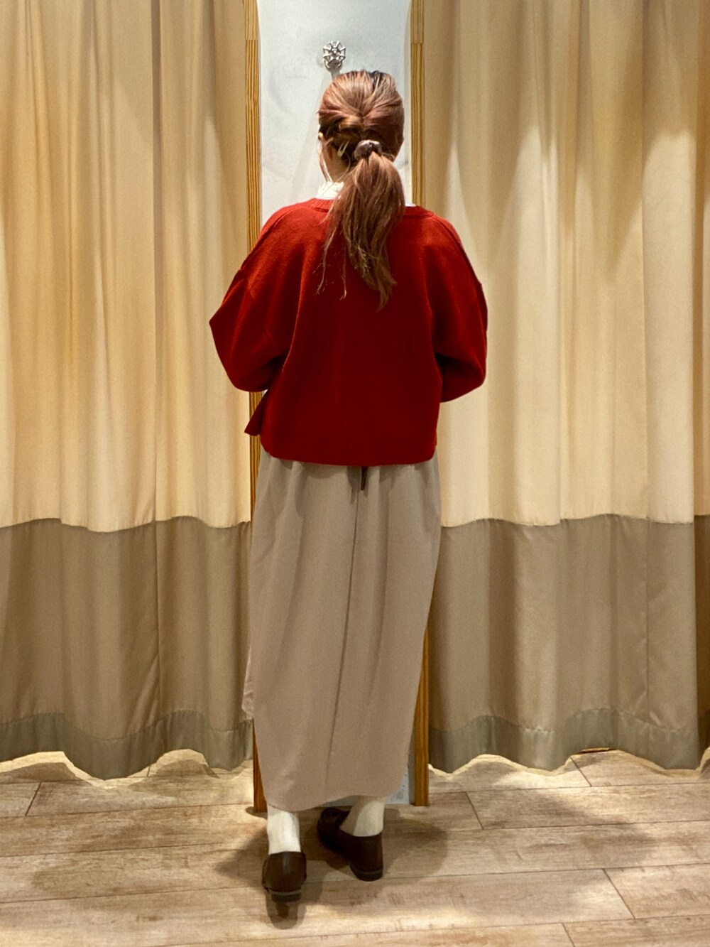 ホワイト系のシャツ/ブラウス、レッド系のカーディガン/ボレロ、ベージュ系のワンピースを着用したレディースの秋コーディネートの3枚目の写真