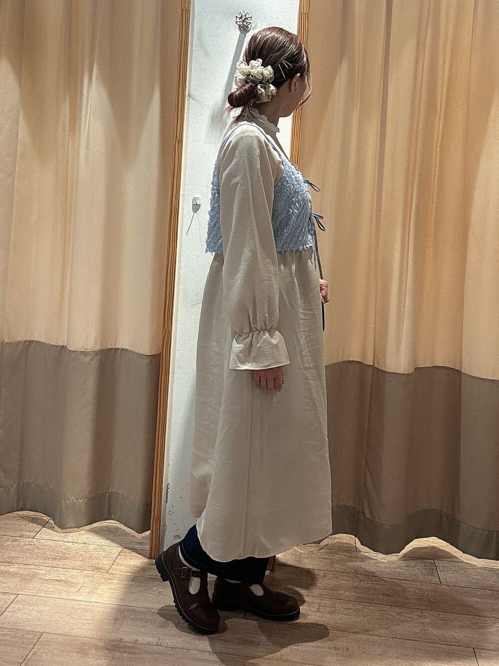 ホワイト系のワンピース、ブルー系のその他パンツ、ブラウン系のその他シューズを着用したレディースの春コーディネートの2枚目の写真