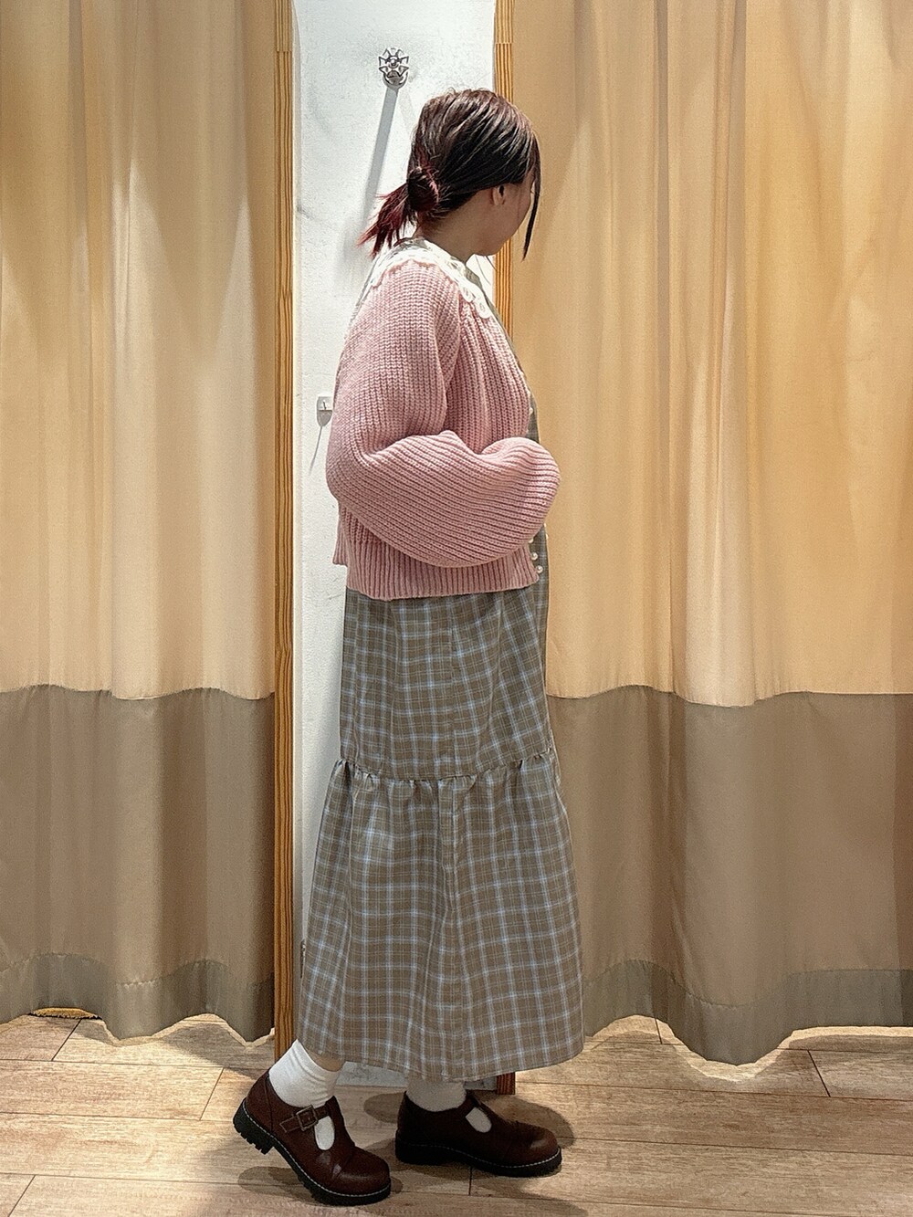 ベージュ系のワンピース、ホワイト系のシャツ/ブラウス、ブラウン系のその他シューズを着用したレディースの春コーディネートの2枚目の写真