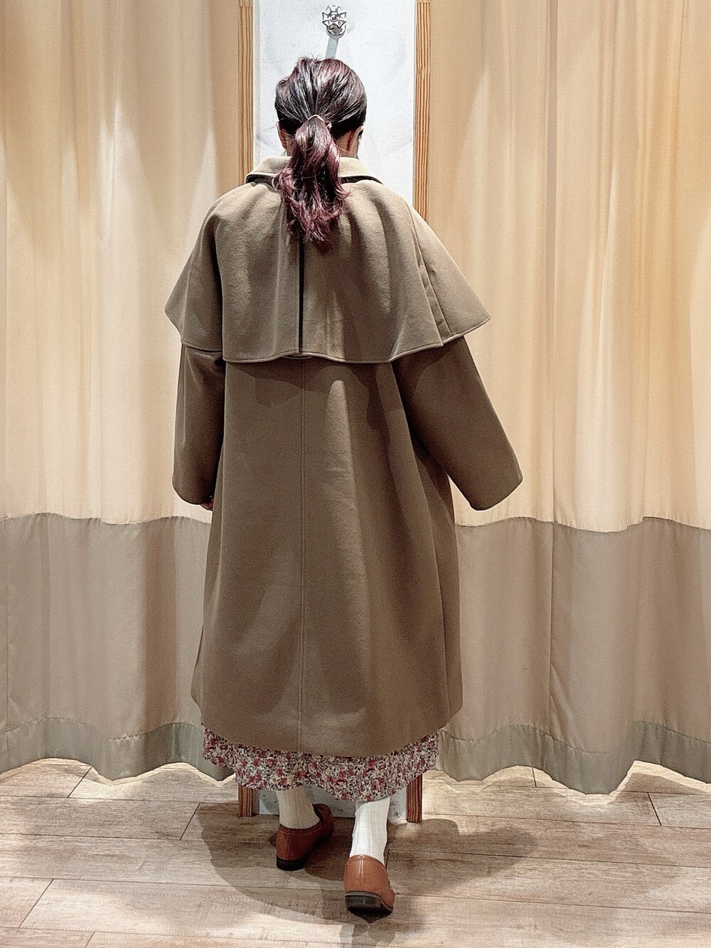 ブラウン系のワンピース、イエロー系のローファー、ブラウン系のその他アウターを着用したレディースの冬コーディネートの3枚目の写真