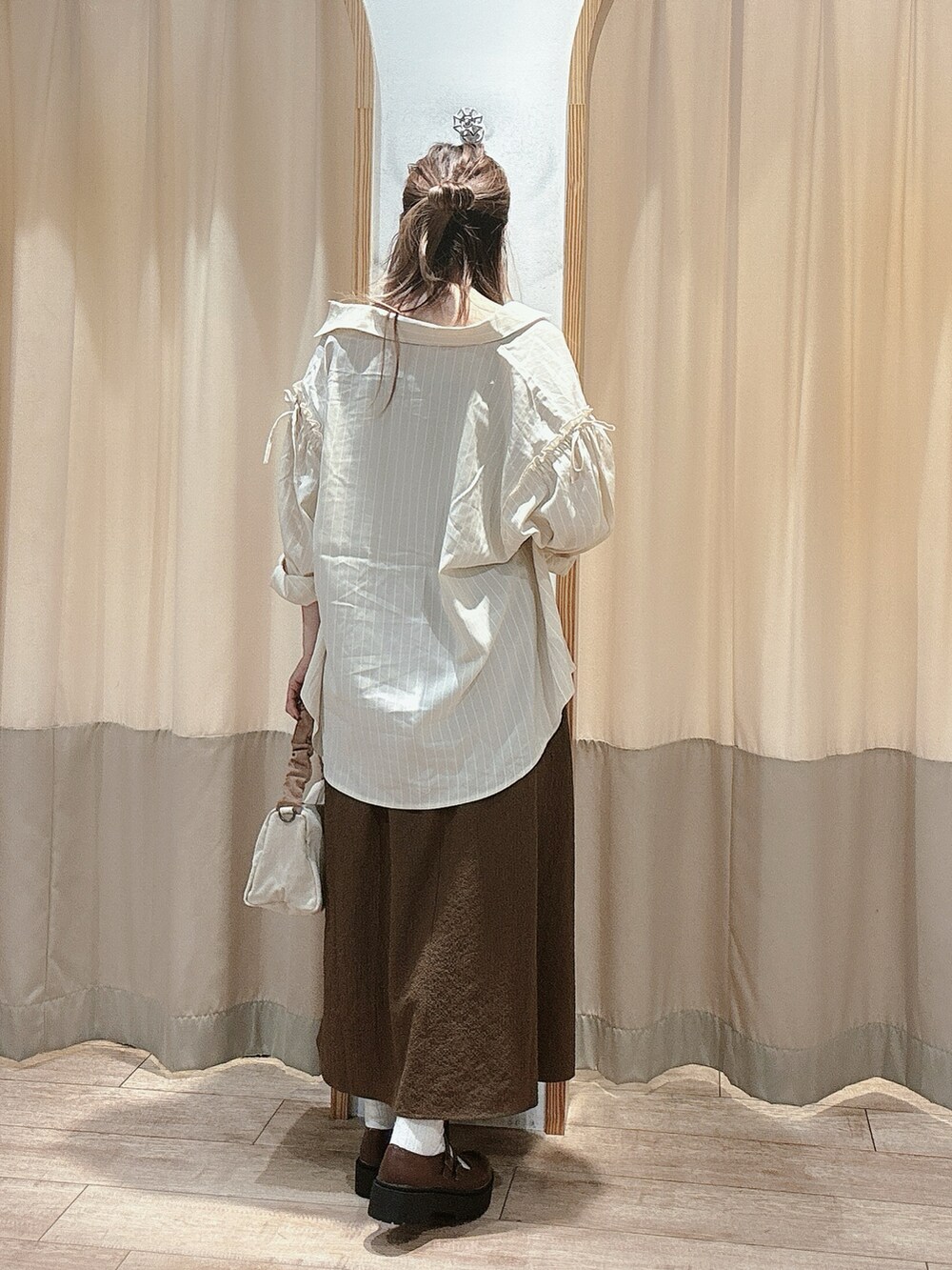 ベージュ系のシャツ/ブラウス、ブラウン系のワンピース、ブラウン系のその他シューズを着用したレディースの秋コーディネートの3枚目の写真