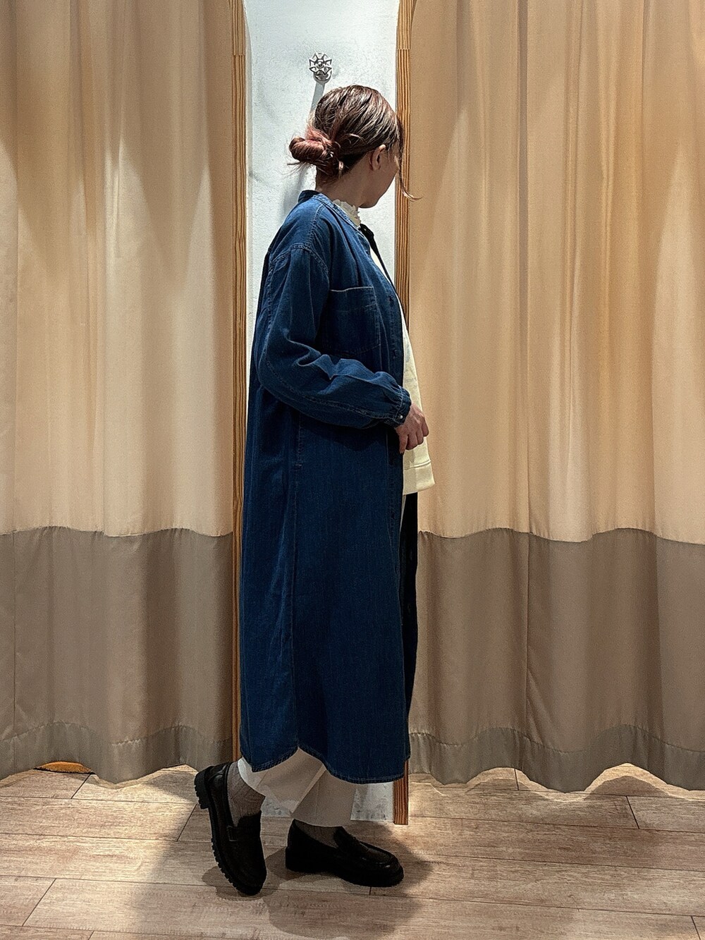 イエロー系のTシャツ/カットソー、ホワイト系のその他パンツ、ブラウン系のローファーを着用したレディースの春コーディネートの3枚目の写真