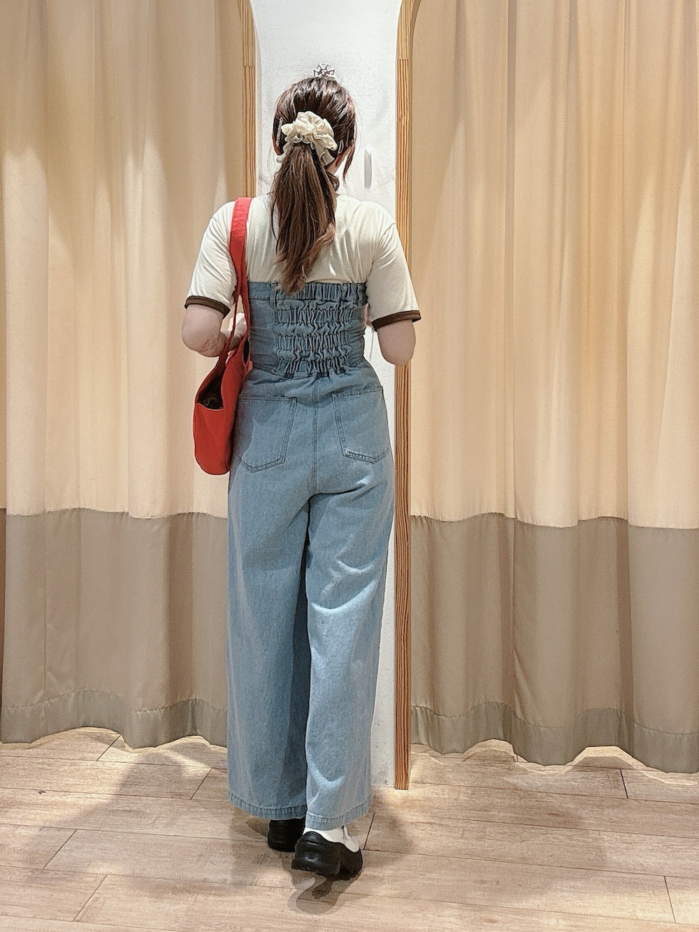 「淡色コーデ、サロペット、デニム、ベアトップ、ehka sopo、カジュアルコーデ」｜「ehka sopoの花刺繍リンガーTシャツ（Tシャツ/カットソー、ホワイト系）」を使った、りさん（レディース・159cm）の秋コーディネートの2枚目の写真