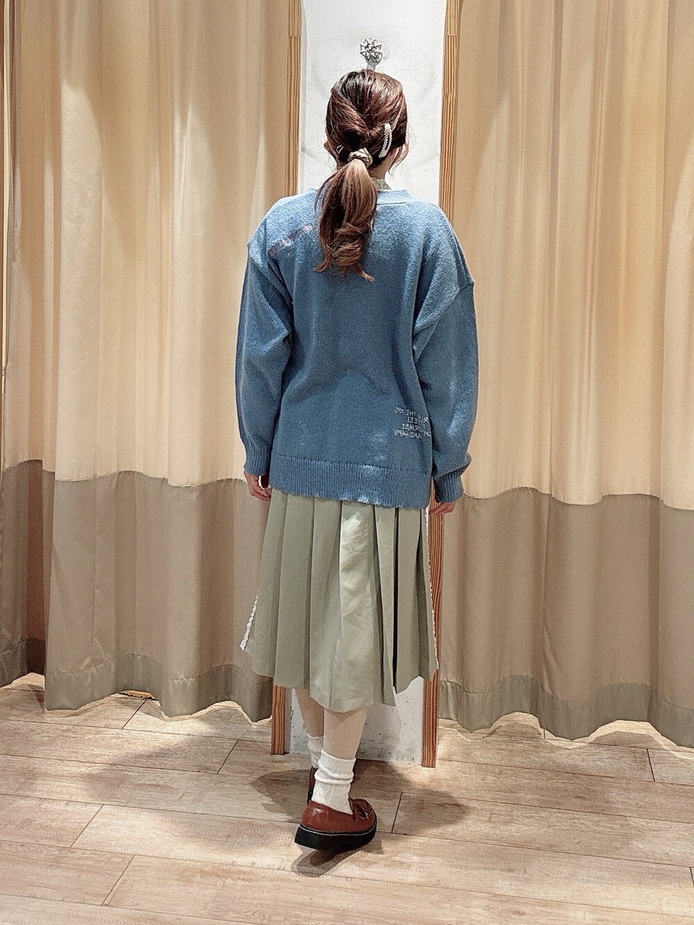 「レイヤードスタイル、カーディガン、プリーツスカート、レーストップス、ローファー、ehka sopo」｜「ehka sopoのらくがき刺繍Vネックカーディガン（カーディガン/ボレロ、ブルー系）」を使った、りさん（レディース・159cm）の冬コーディネートの2枚目の写真