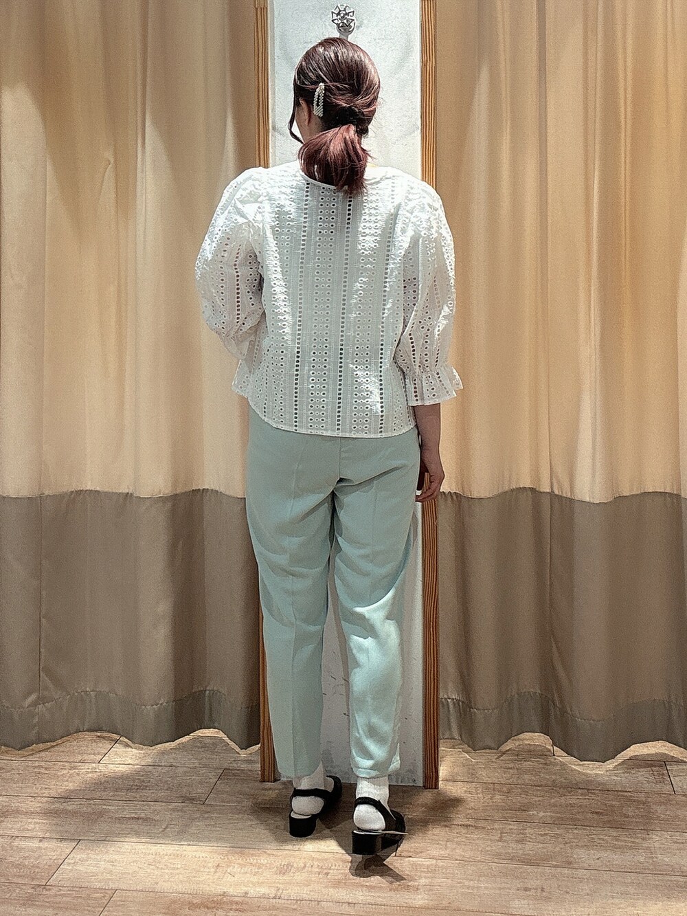 ホワイト系のTシャツ/カットソー、ホワイト系のシャツ/ブラウス、グリーン系のその他パンツを着用したレディースの春コーディネートの2枚目の写真