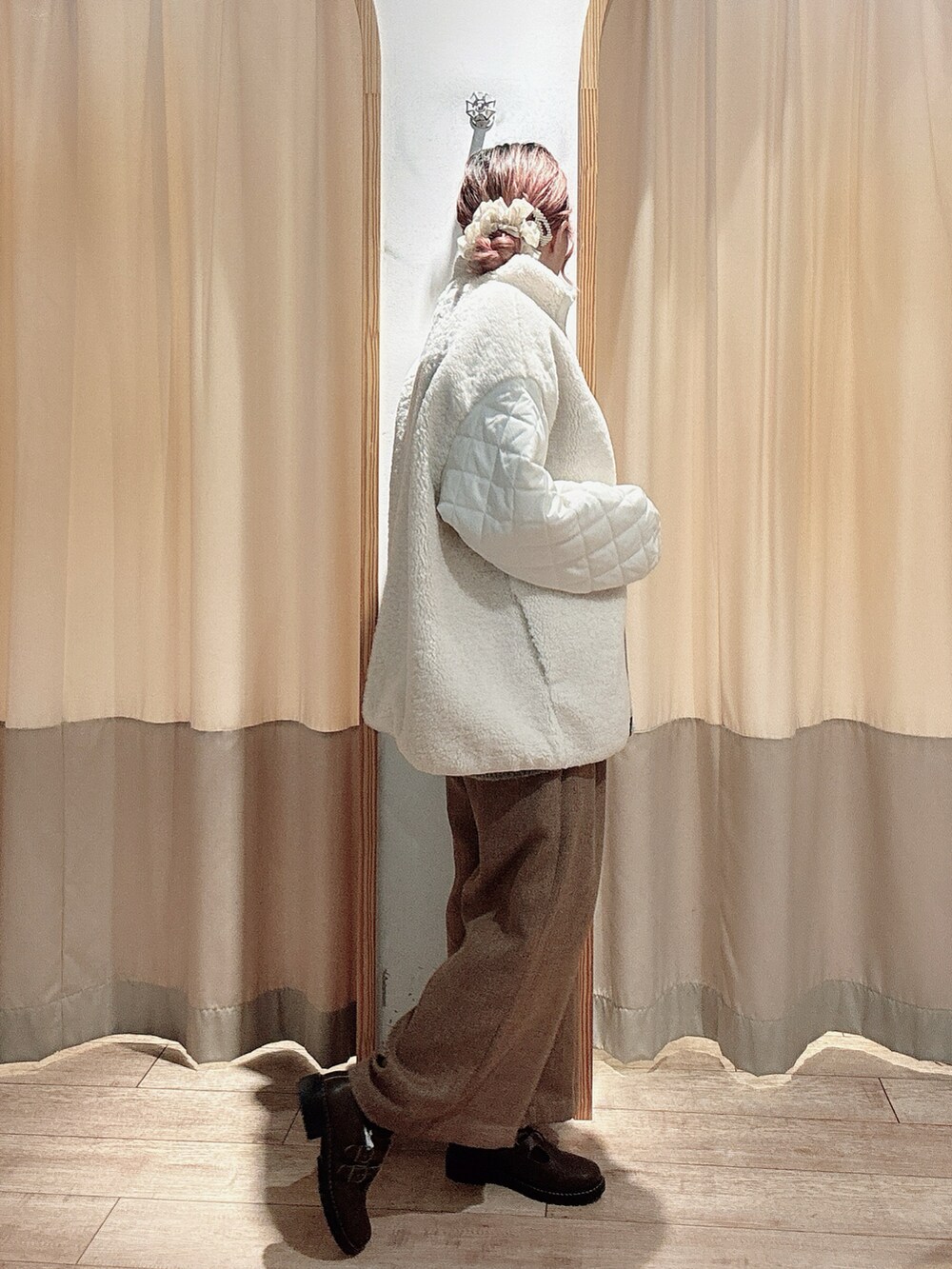 ベージュ系のニット/セーター、ベージュ系のその他パンツ、ブラウン系のその他シューズを着用したレディースの冬コーディネートの2枚目の写真