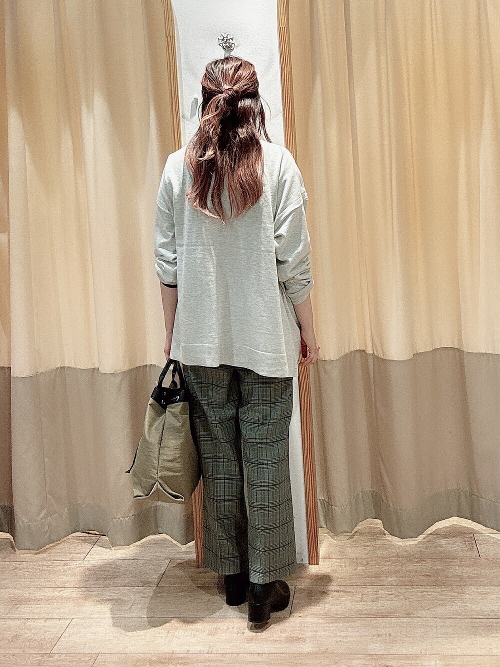 「秋のコーデ、ロンT、カーディガン、チェックパンツ、チェック、ショートブーツ、Samansa Mos2 blue」|「Samansa Mos2 blueの布帛切替ロンT(Tシャツ/カットソー、ブルー系)」を使った、りさん(レディース・159cm)の秋コーディネートの2枚目の写真